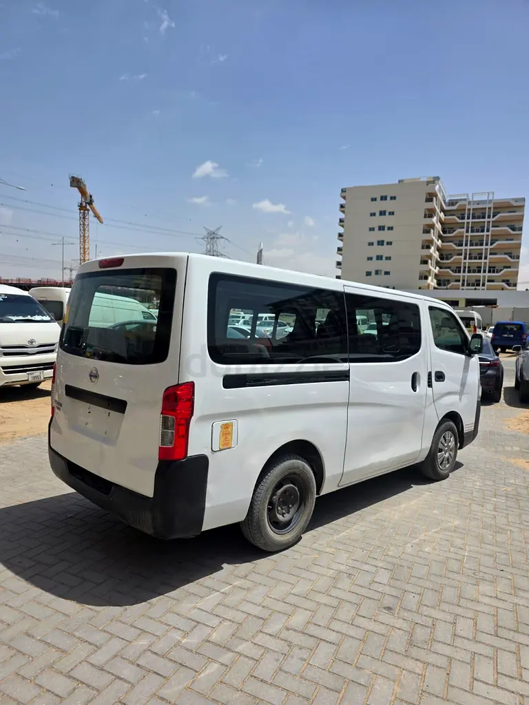 Nissan urvan 13 seater good condition - Image 5