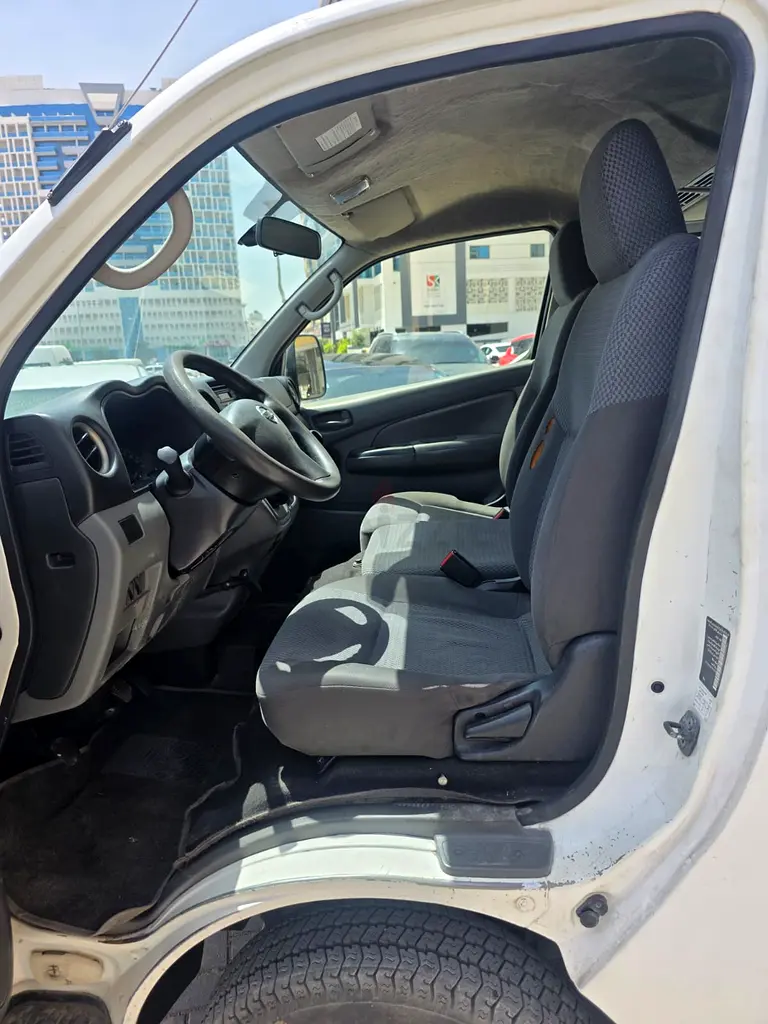 Nissan urvan 13 seater good condition - Image 7