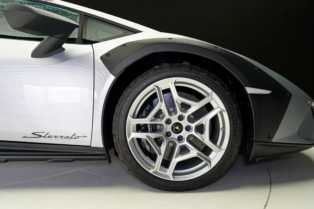 HURACAN STERRATO | CARBON TRIM INTERIOR | ALCANTARA SEATS | WARRANTY AVAILABLE - Image 6