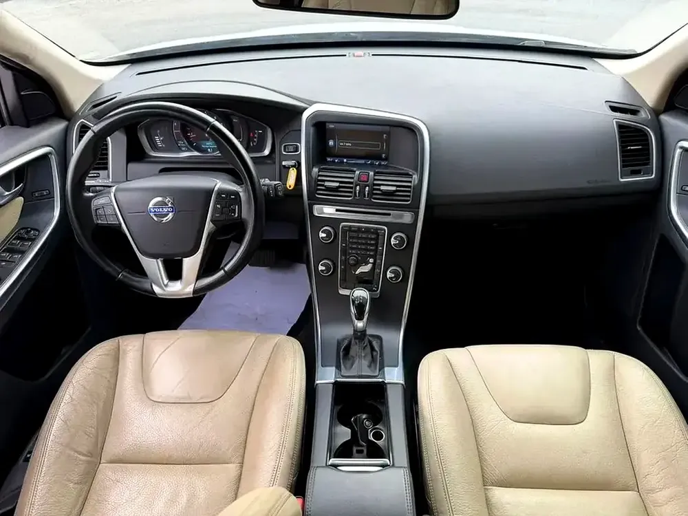 Volvo XC60 2014 GCC Specs - Reliable Luxury SUV in Excellent Condition - Image 4