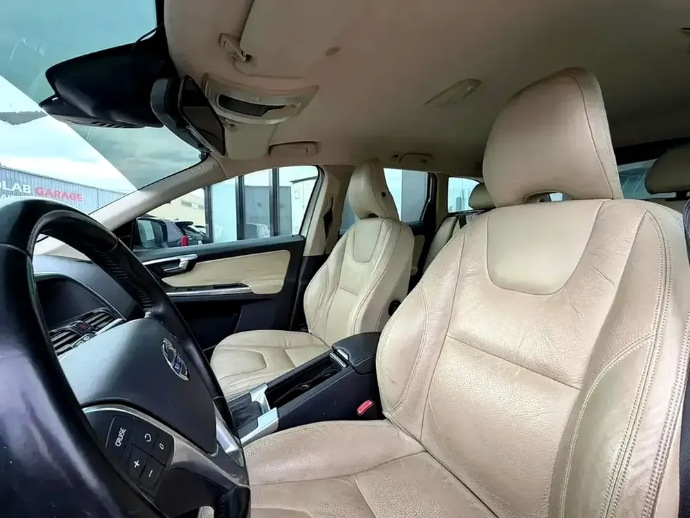Volvo XC60 2014 GCC Specs - Reliable Luxury SUV in Excellent Condition - Image 6