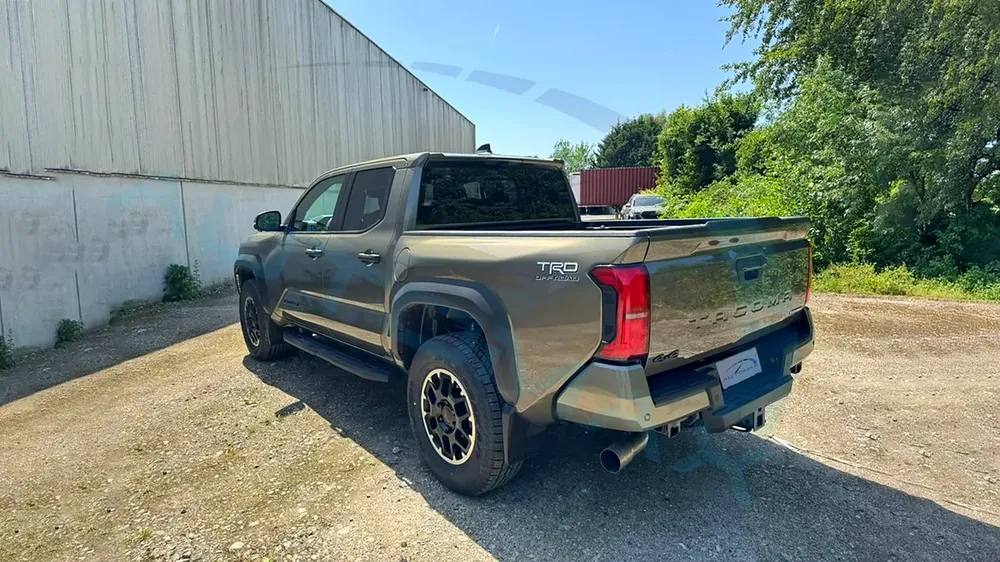 ( Only For Export ) 2026 Toyota Tacoma TRD Off-Road Premium iFORCE MAX Hybrid 2.4T 4x4 BRAND NEW - Image 5