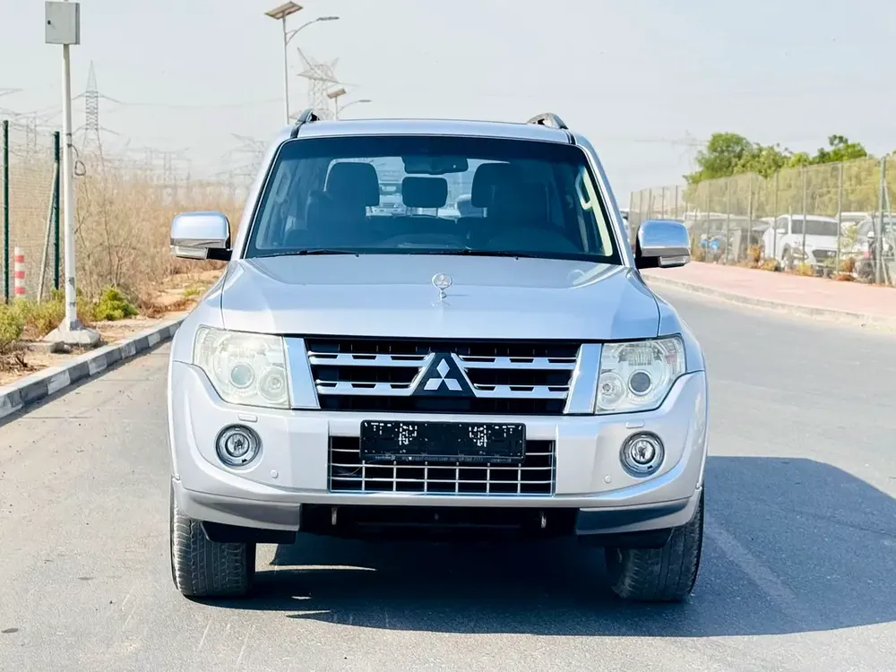 Mitsubishi Pajaro // Gcc space // Top option // No Accident // Good conditions - Image 4