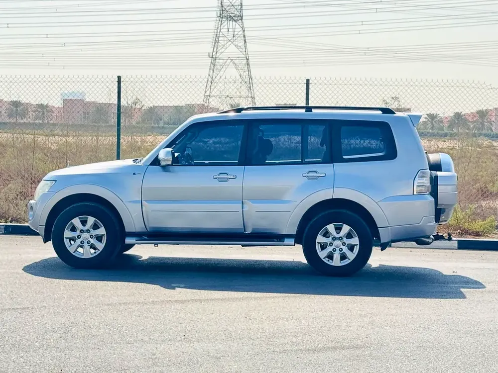 Mitsubishi Pajaro // Gcc space // Top option // No Accident // Good conditions - Image 7