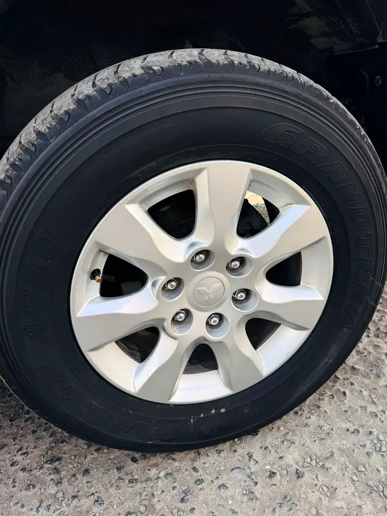 Mitsubishi Pajaro // Gcc space // Top option // No Accident // Good conditions - Image 9
