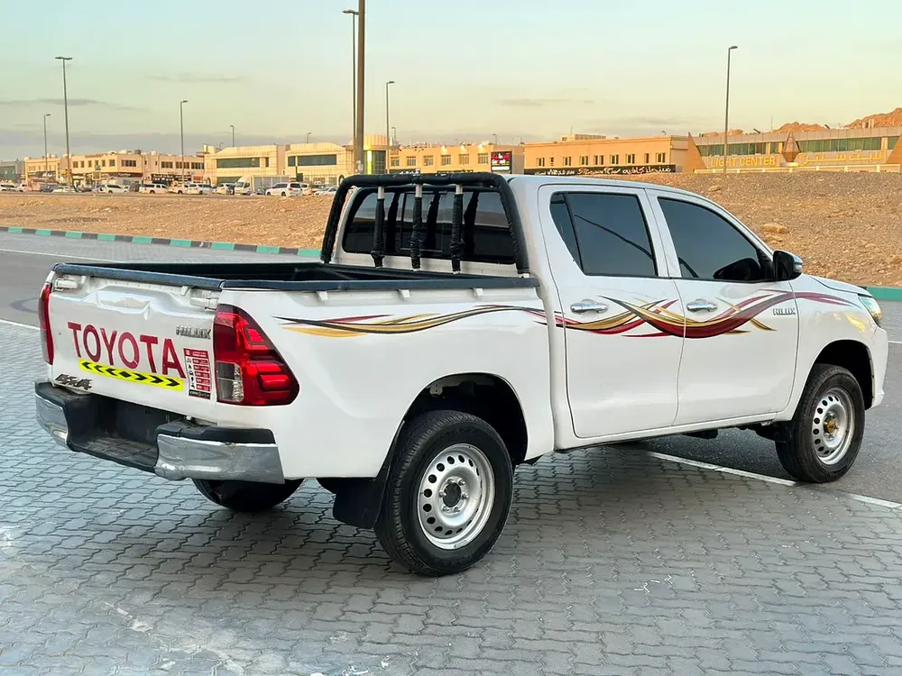 Toyota Hilux // Diesel Engine // 4WD Drive // Gcc space // power window // good conditions - Image 5