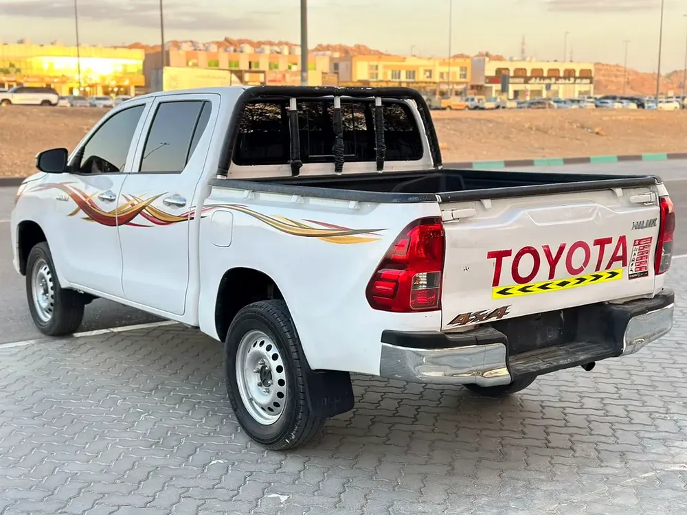 Toyota Hilux // Diesel Engine // 4WD Drive // Gcc space // power window // good conditions - Image 8