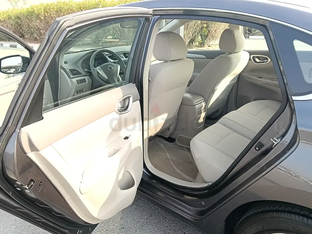 Nissan sentra 2020 GCC spec accident free original print single owner two key available - Image 10