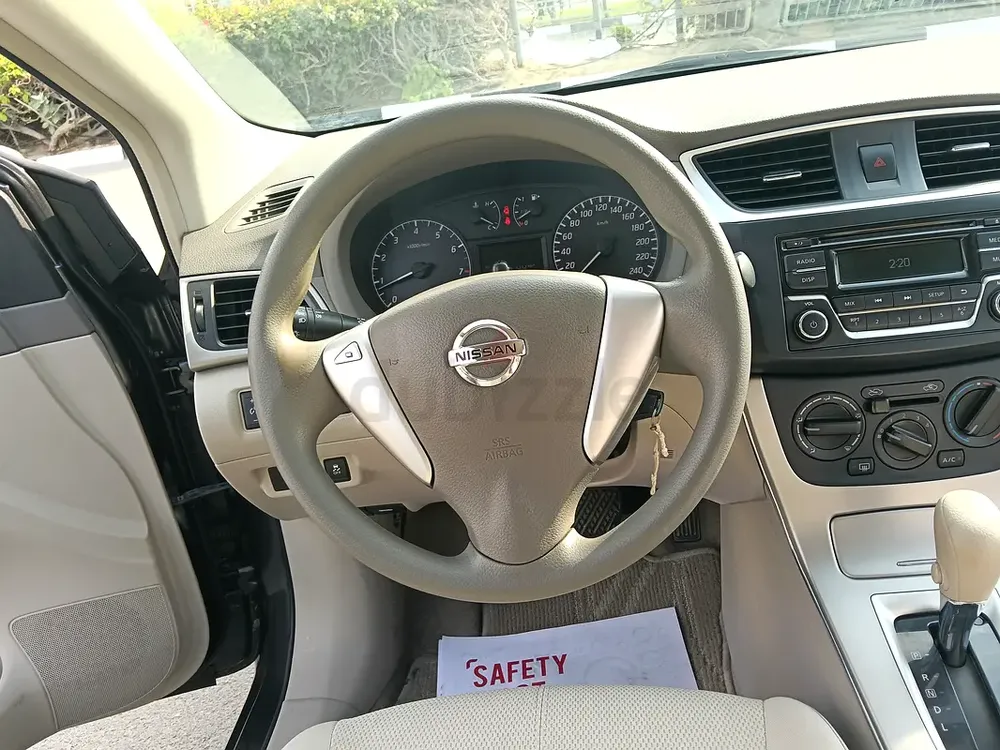 Nissan sentra 2020 GCC spec accident free original print single owner two key available - Image 13