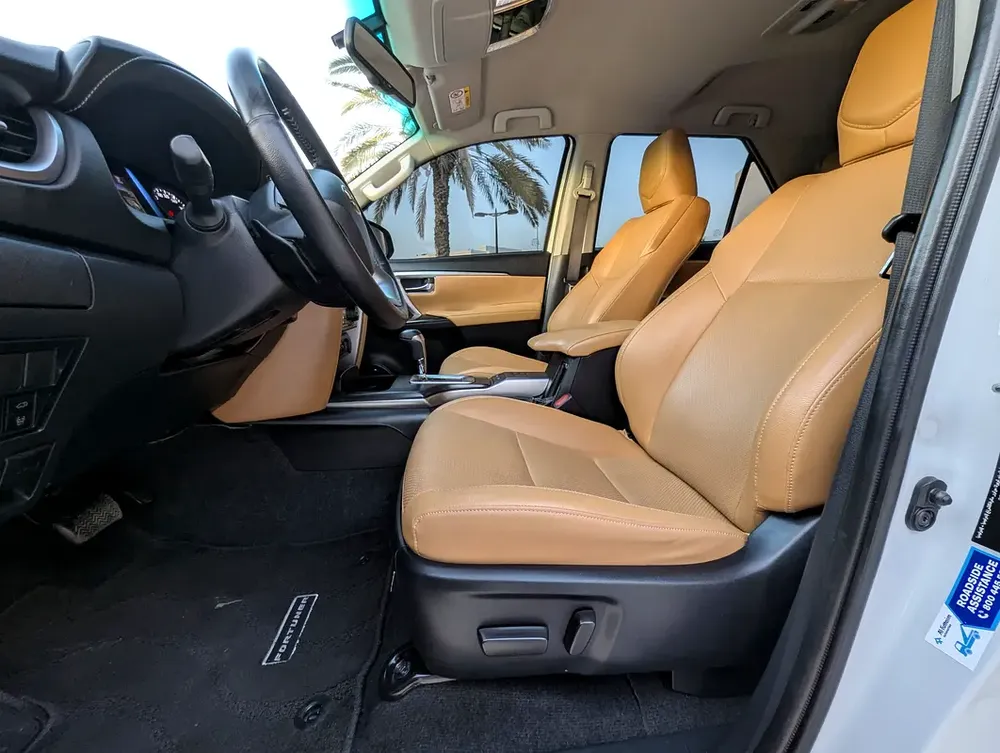 Toyota Fortuner 2025 VXR V6 4.0L Original Paint Accident Free Almost New GCC Specs - Image 10