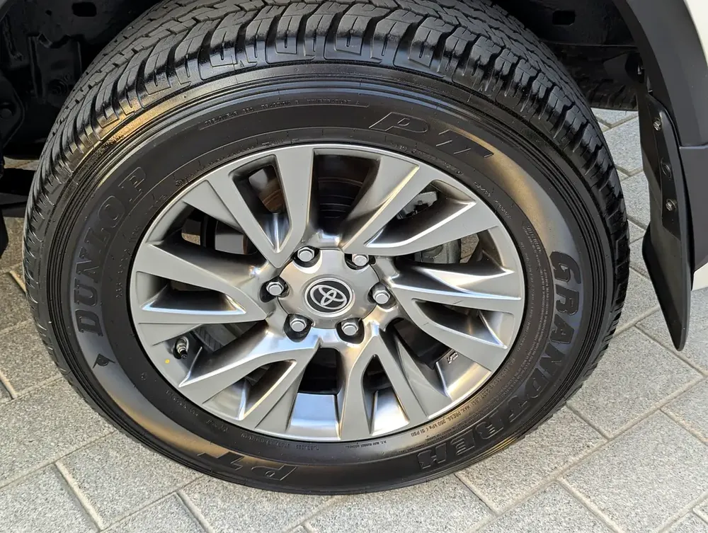 Toyota Fortuner 2025 VXR V6 4.0L Original Paint Accident Free Almost New GCC Specs - Image 14
