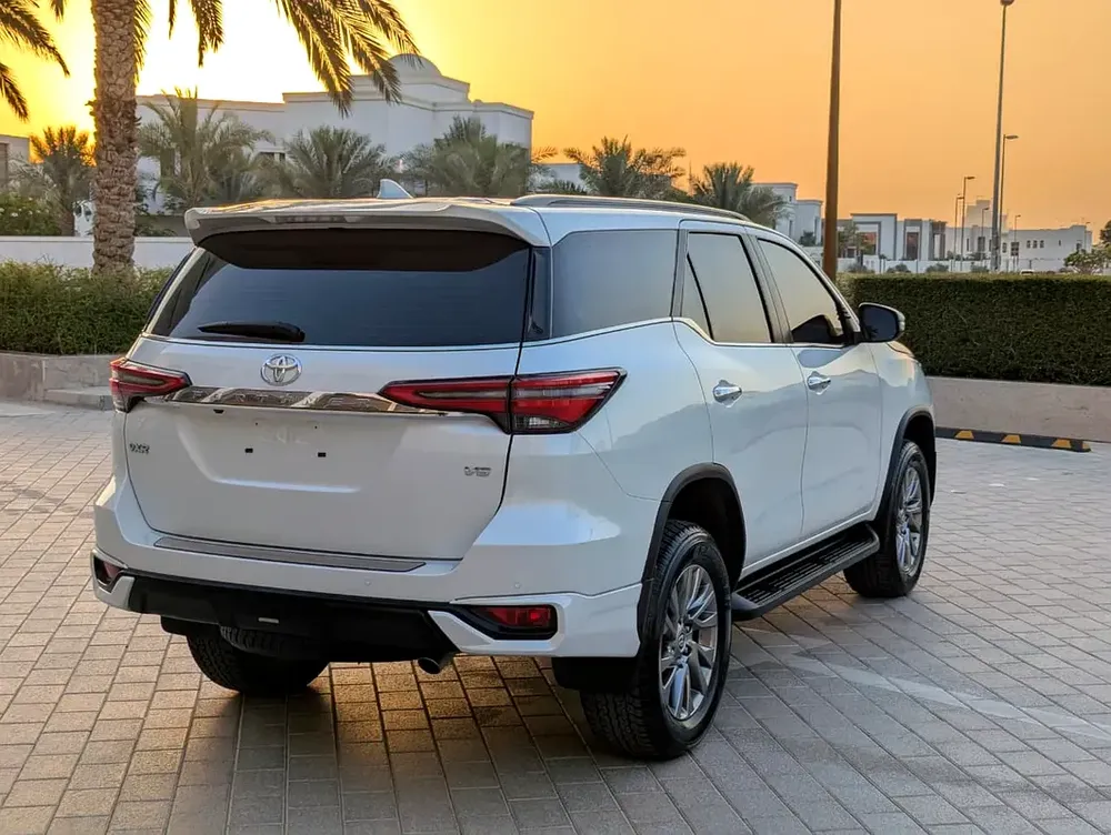 Toyota Fortuner 2025 VXR V6 4.0L Original Paint Accident Free Almost New GCC Specs - Image 15