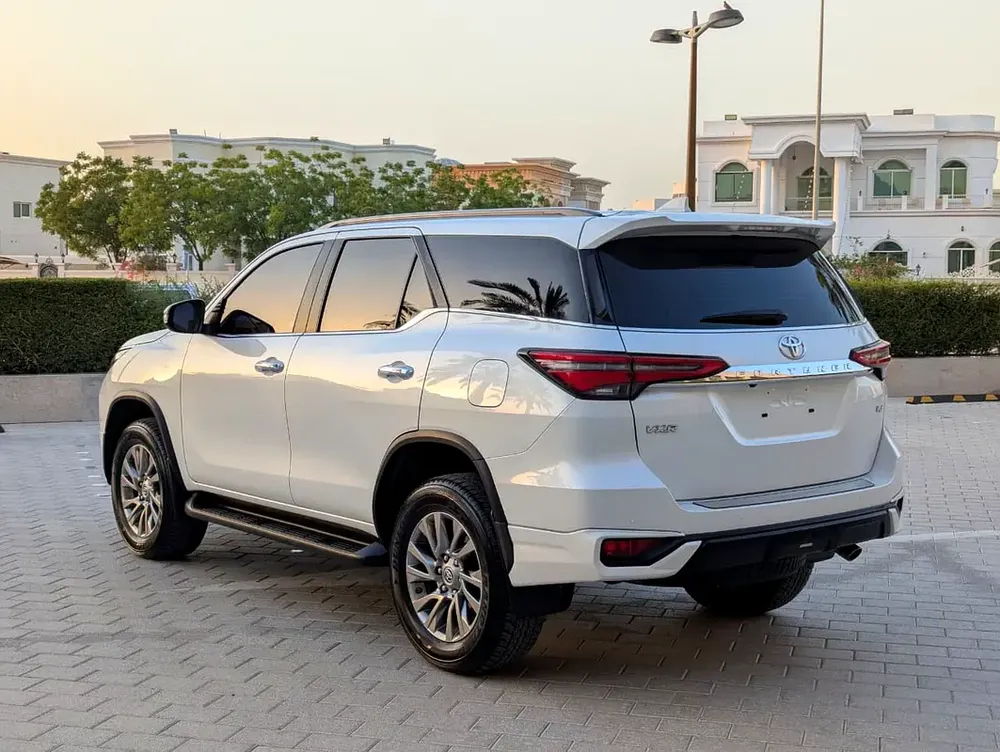 Toyota Fortuner 2025 VXR V6 4.0L Original Paint Accident Free Almost New GCC Specs - Image 16