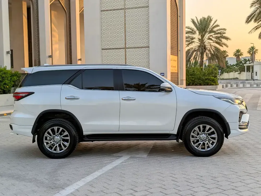 Toyota Fortuner 2025 VXR V6 4.0L Original Paint Accident Free Almost New GCC Specs - Image 17