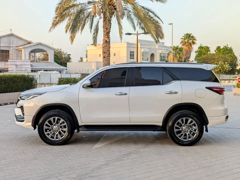 Toyota Fortuner 2025 VXR V6 4.0L Original Paint Accident Free Almost New GCC Specs - Image 18
