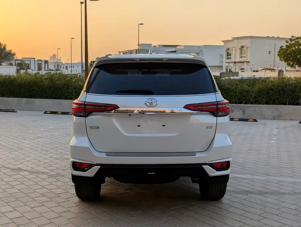 Toyota Fortuner 2025 VXR V6 4.0L Original Paint Accident Free Almost New GCC Specs - Image 19