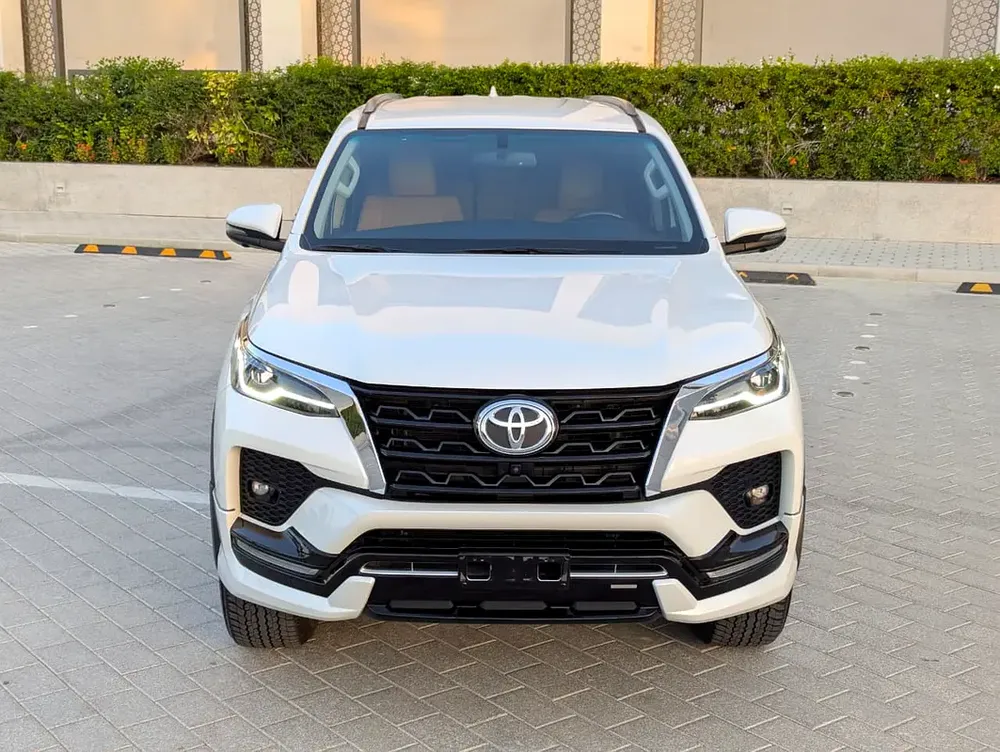 Toyota Fortuner 2025 VXR V6 4.0L Original Paint Accident Free Almost New GCC Specs - Image 20