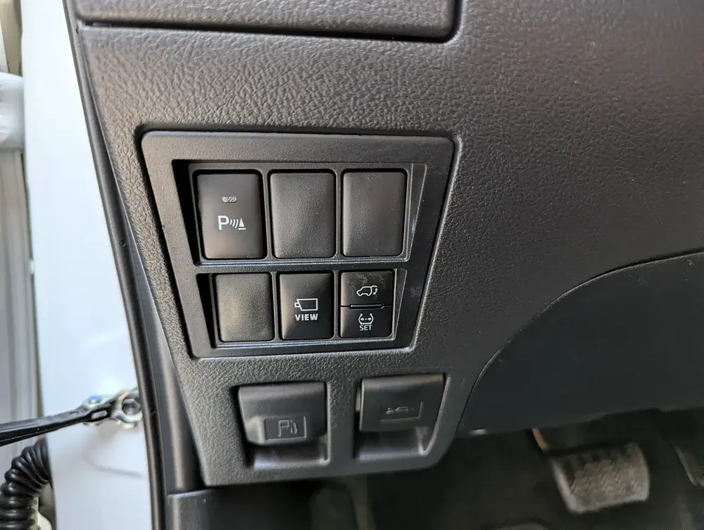 Toyota Fortuner 2025 VXR V6 4.0L Original Paint Accident Free Almost New GCC Specs - Image 9