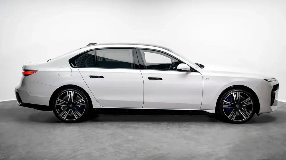 BMW i7 XDrive 60 - 2023 - GCC Specs - Under Warranty and Service Contract - Image 17