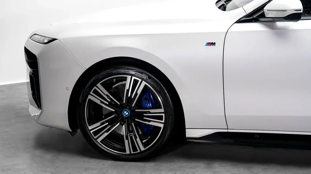 BMW i7 XDrive 60 - 2023 - GCC Specs - Under Warranty and Service Contract - Image 4