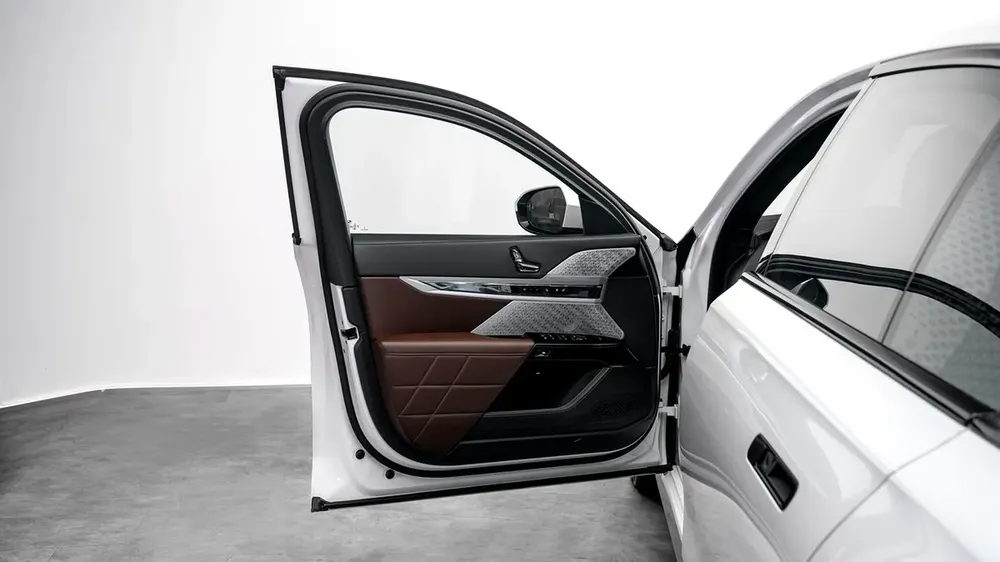 BMW i7 XDrive 60 - 2023 - GCC Specs - Under Warranty and Service Contract - Image 6