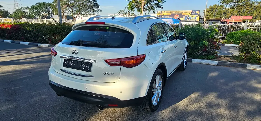 INFINITY QX70 FULL 0PTION MODEL 2016 G.C.C ACCIDENT FREE ORIGINAL PAINT - Image 9