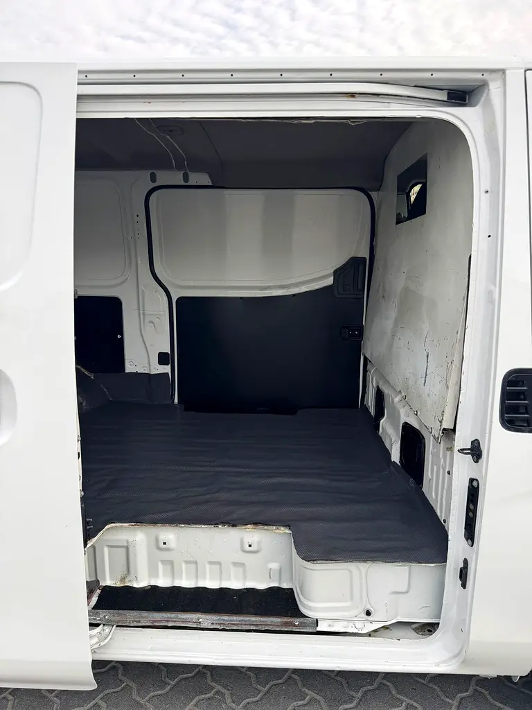 Nissan Urvan Standard 2022 - GCC Specs - Perfect for your Business - Image 10
