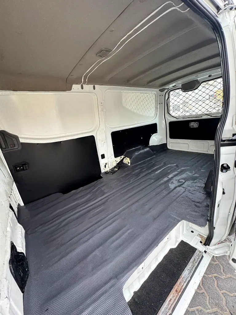 Nissan Urvan Standard 2022 - GCC Specs - Perfect for your Business - Image 15