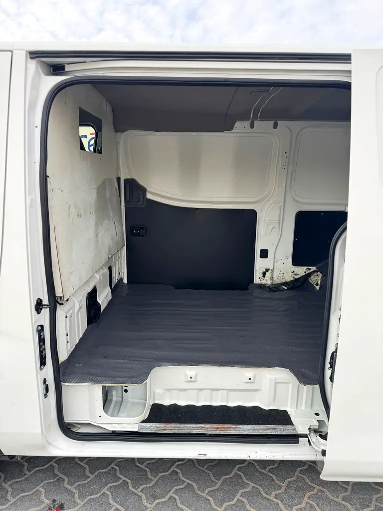 Nissan Urvan Standard 2022 - GCC Specs - Perfect for your Business - Image 8