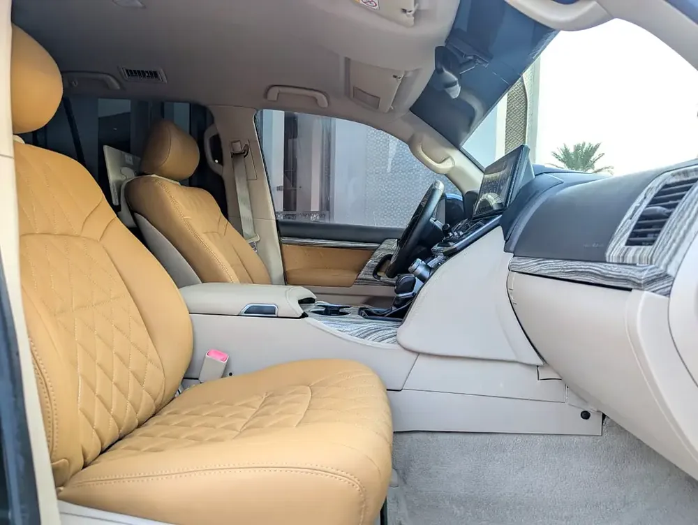 TOYOTA LAND CRUISER 2014 FACELIFTED 2025 WITH INTERIOR AND EXTERIOR V6 4.0L IN EXCELLENT CONDITION - Image 4
