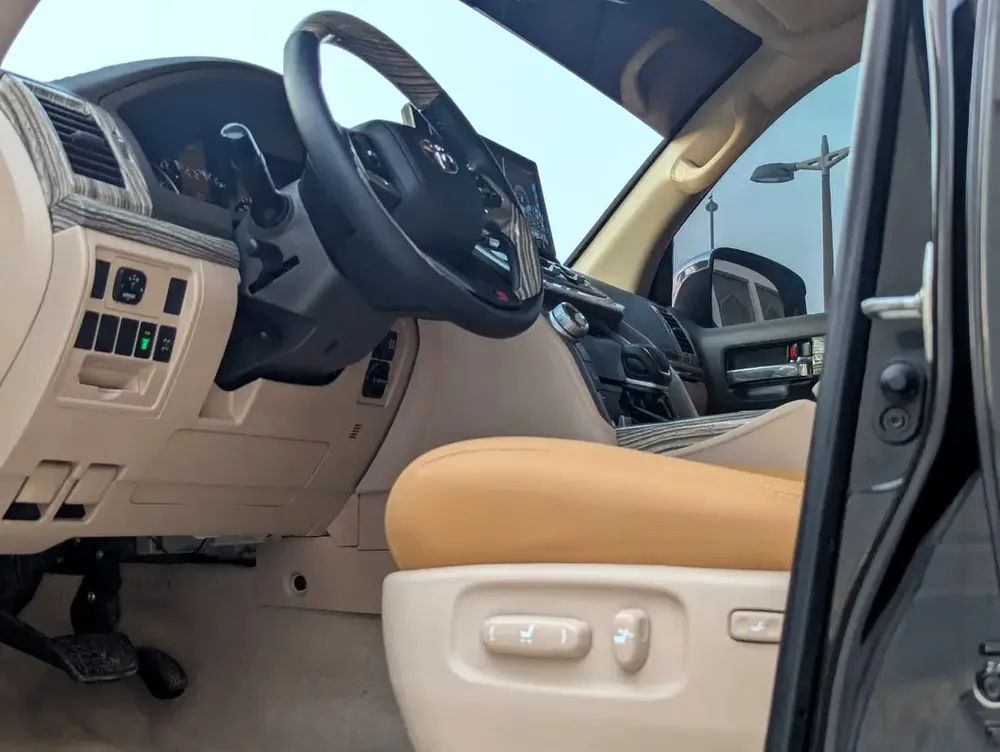 TOYOTA LAND CRUISER 2014 FACELIFTED 2025 WITH INTERIOR AND EXTERIOR V6 4.0L IN EXCELLENT CONDITION - Image 8