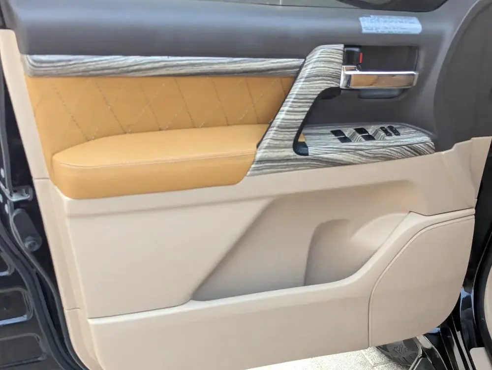 TOYOTA LAND CRUISER 2014 FACELIFTED 2025 WITH INTERIOR AND EXTERIOR V6 4.0L IN EXCELLENT CONDITION - Image 9