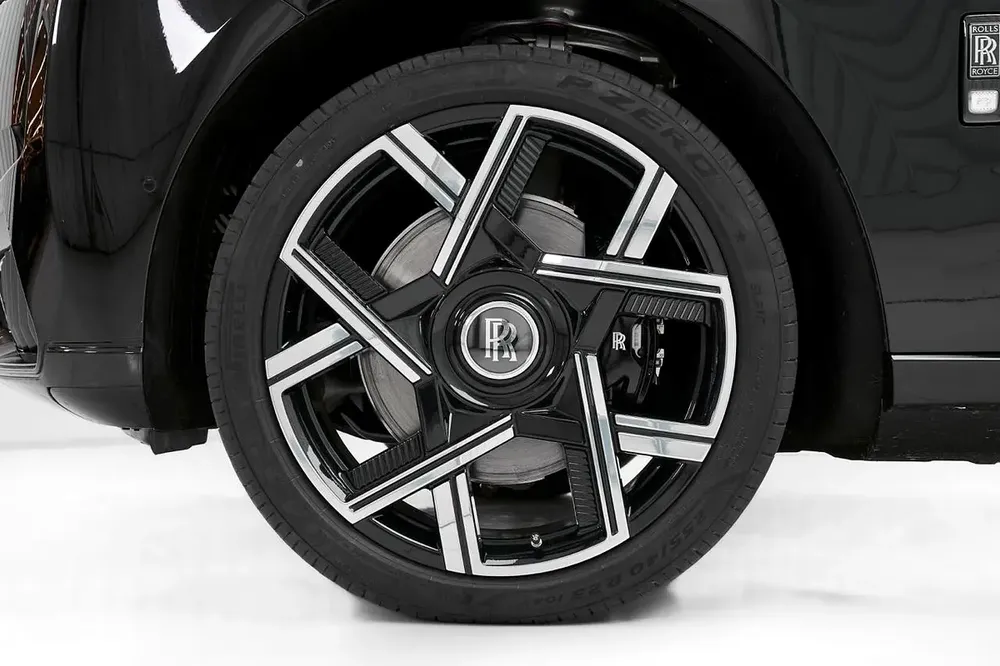 ROLLS ROYCE CULLINAN BLACK BADGE, 2026, GCC, WARRANTY AND SERVICE CONTRACT, ZERO KM - Image 9