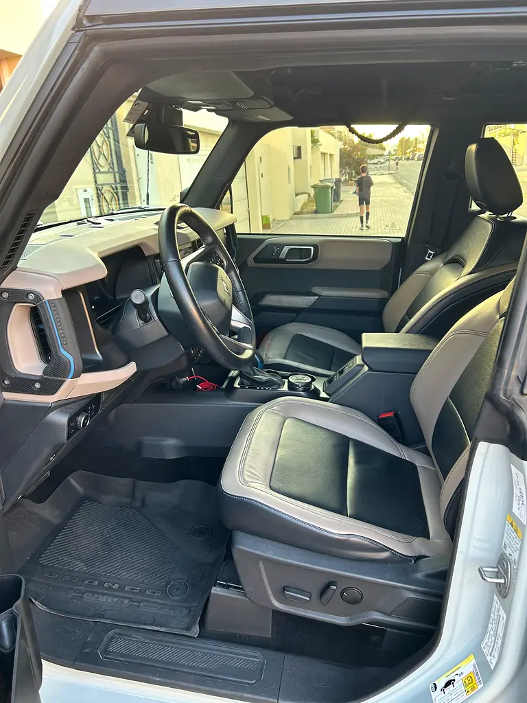 Cactus Grey Ford Bronco Wildtrak 2023 GCC Specs - Outstanding condition  off road extras includ - Image 8