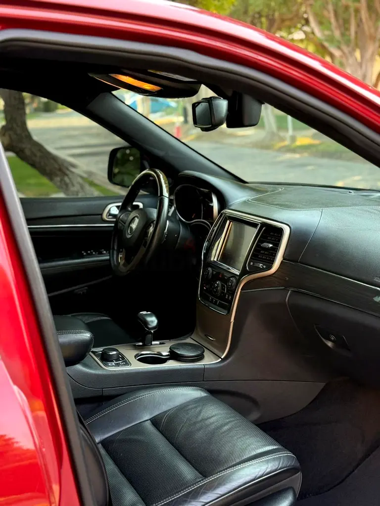 Jeep Grand Cherokee Overland in Brand New condition Available for Immediate Sale - Image 12
