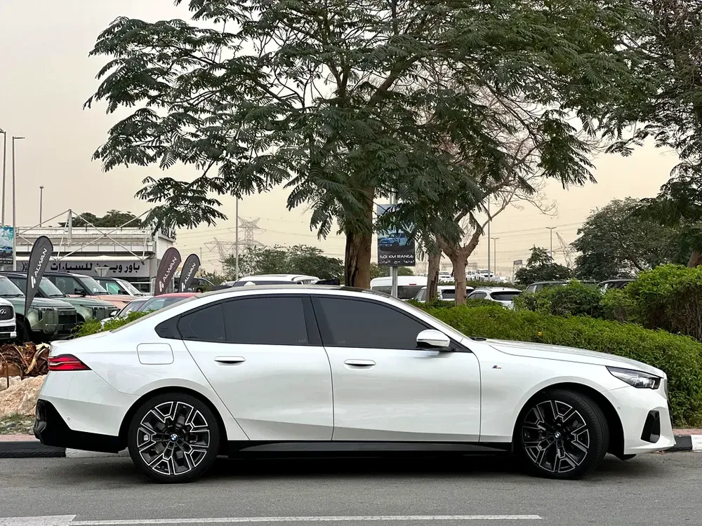 BMW 520i M-SPORT 2024 GCC UNDER WARRANTY AND CONTRACT SERVICE FULL OPTION NO ACCIDENTS NO PAINT - Image 4