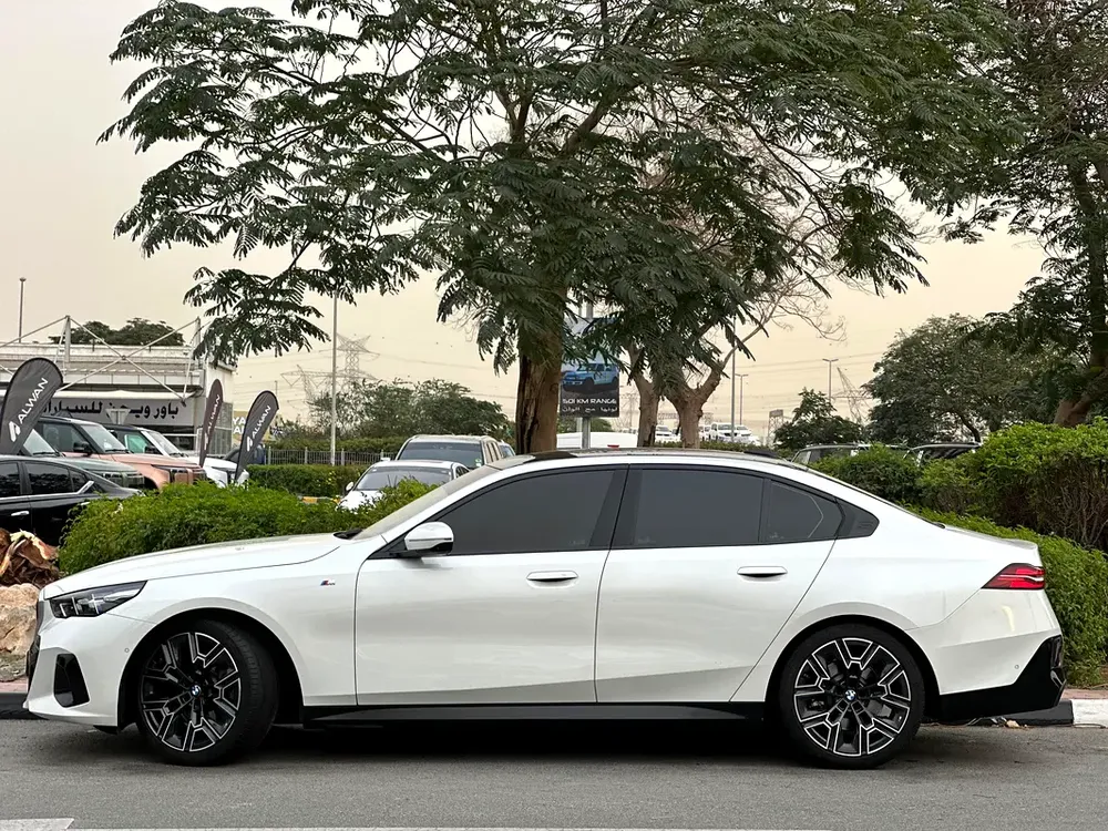 BMW 520i M-SPORT 2024 GCC UNDER WARRANTY AND CONTRACT SERVICE FULL OPTION NO ACCIDENTS NO PAINT - Image 5