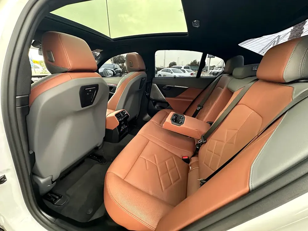 BMW 520i M-SPORT 2024 GCC UNDER WARRANTY AND CONTRACT SERVICE FULL OPTION NO ACCIDENTS NO PAINT - Image 7