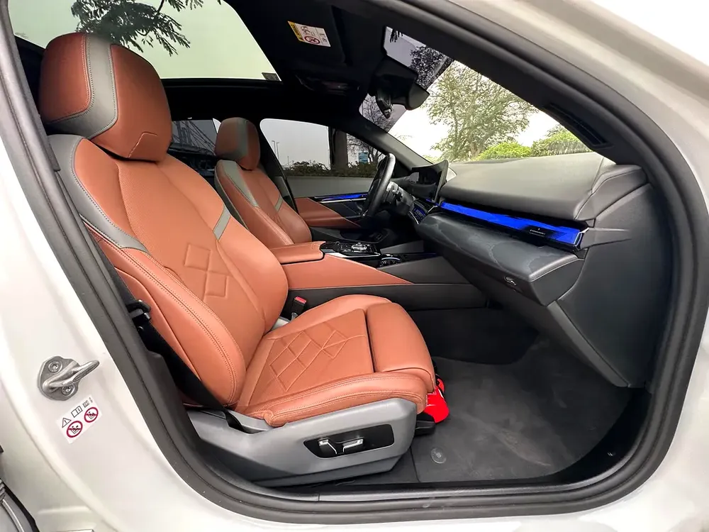 BMW 520i M-SPORT 2024 GCC UNDER WARRANTY AND CONTRACT SERVICE FULL OPTION NO ACCIDENTS NO PAINT - Image 9