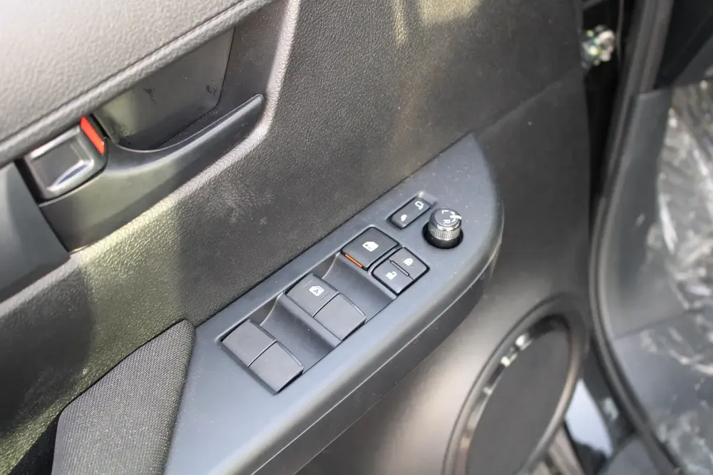LHD - TOYOTA HILUX 2.4L DIESEL 4 X 4 DOUBLE CABIN ACTIVE MANUAL - EXPORT ONLY TO TOGO - Image 7