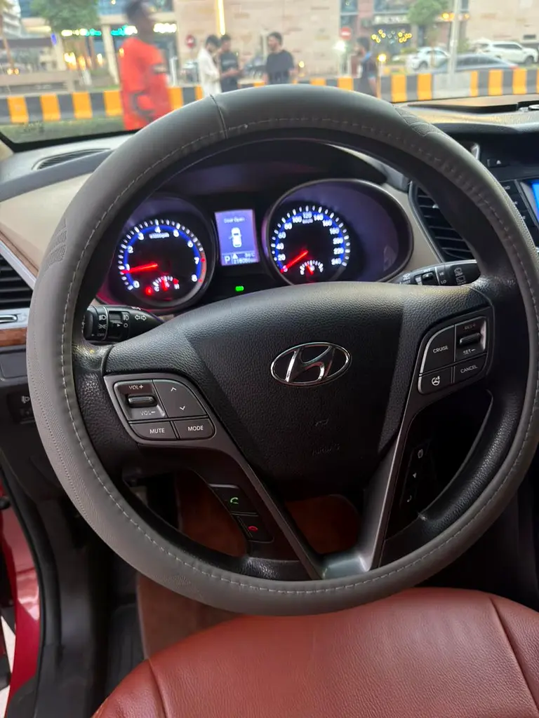 2015 Hyundai Grand Santa Fe GCC specs - Image 13