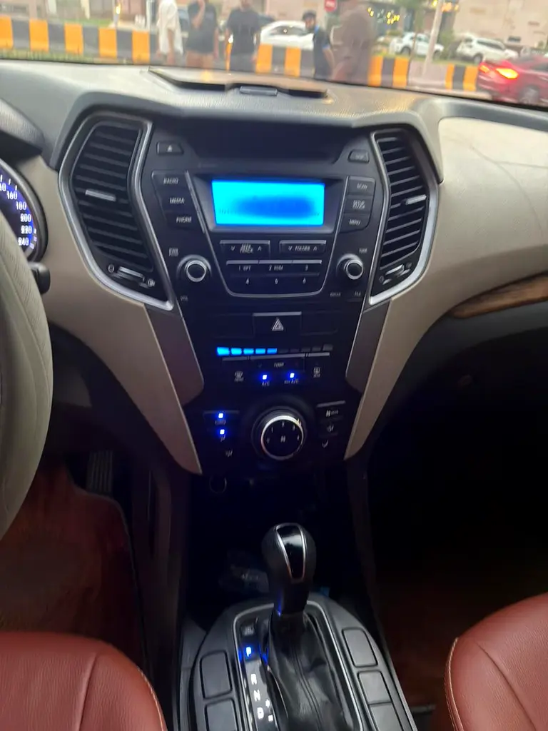 2015 Hyundai Grand Santa Fe GCC specs - Image 4