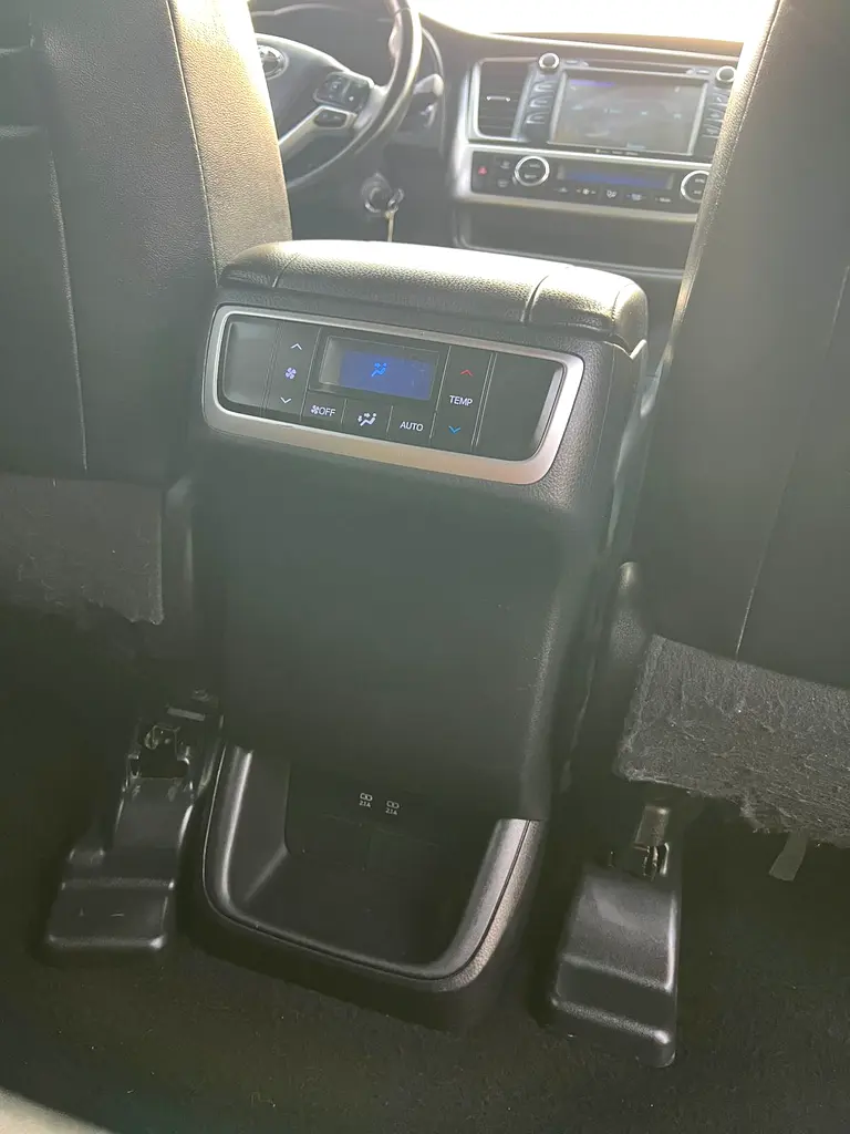 2017 Toyota Highlander LE Plus - MidOption - 3.5L V6 - Full 7 Seater - Trunk Auto - Image 17