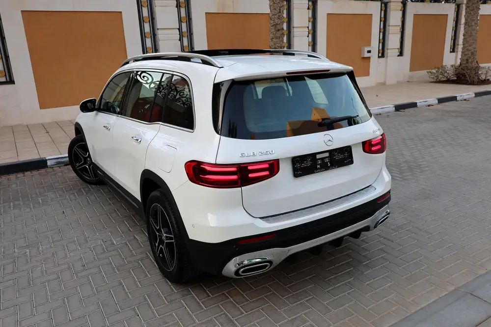MERCEDES-BENZ GLB 250-2025-8000KM-GCC SPECS-UNDER WARRANTY  SERVICE FROM MRCEDES DEALER - Image 4