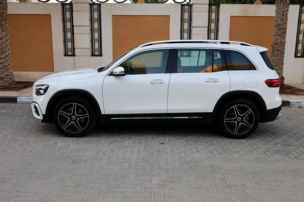 MERCEDES-BENZ GLB 250-2025-8000KM-GCC SPECS-UNDER WARRANTY  SERVICE FROM MRCEDES DEALER - Image 7