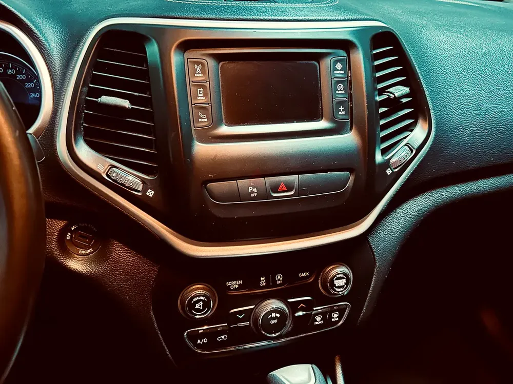 2017 Jeep Cherokee Sport-4x4-V6-GCC NO ACCIDENT-FULL SERVICE-LOW KMS-Excellent Condition! - Image 10