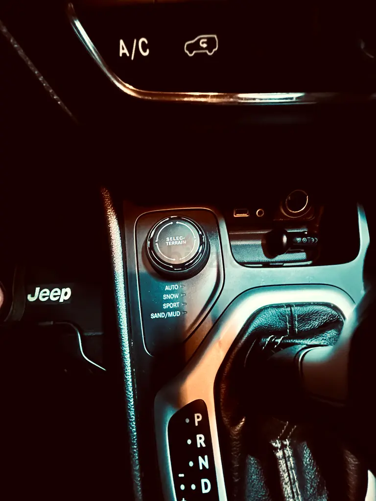 2017 Jeep Cherokee Sport-4x4-V6-GCC NO ACCIDENT-FULL SERVICE-LOW KMS-Excellent Condition! - Image 9