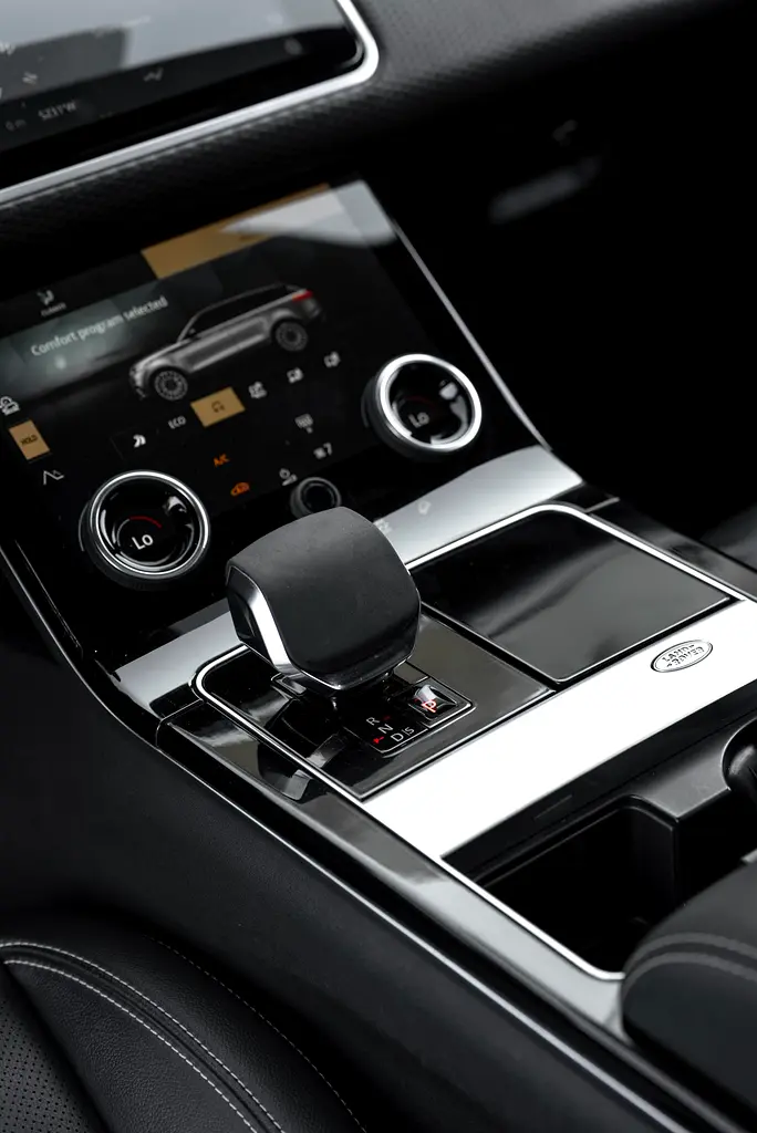 2022 Range Rover Velar P250 S R-Dynamic - Image 13