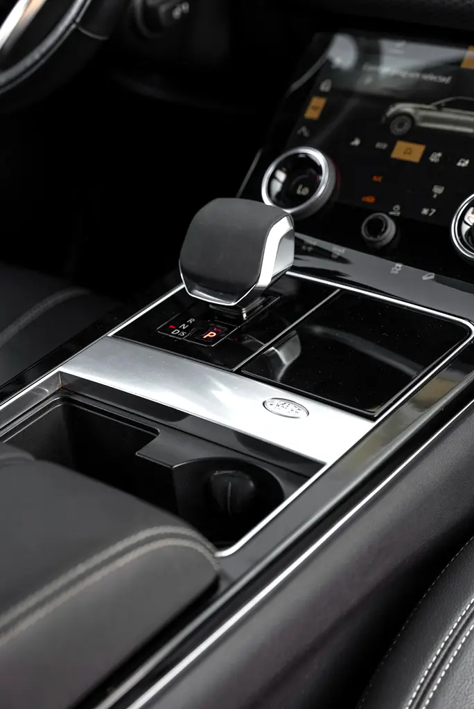 2022 Range Rover Velar P250 S R-Dynamic - Image 14
