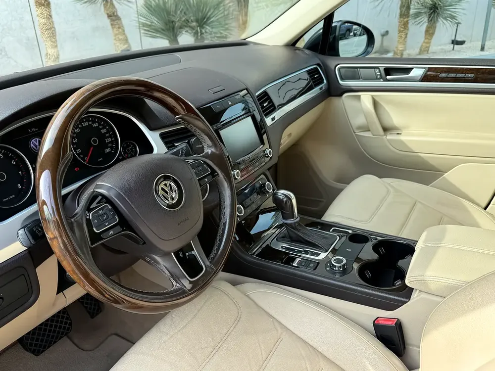 VW Touareg 2014 V6 | Full Option | GCC Spec | Excellent Condition | Service History - Image 10